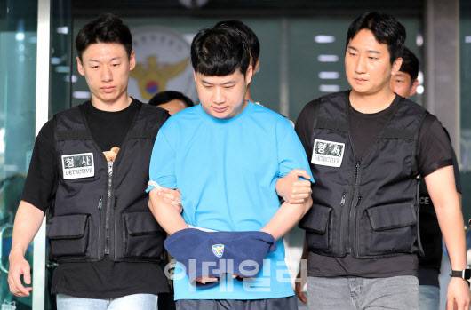 신림동에서 행인들에게 흉기를 휘둘러 1명을 숨지게 하고 3명에게 중상을 입힌 피의자 조선(33)이 28일 오전 서울 관악경찰서에서 검찰로 구속 송치되고 있다. (사진=이데일리 이영훈 기자)