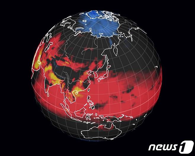 사진은 세계 기상 정보 비주얼 맵인 어스널스쿨로 확인한 28일 오후 4시 한반도 주변 기온과 불쾌지수가 붉게 표시되고 있다. (어스널스쿨 캡처)2023.7.28/뉴스1