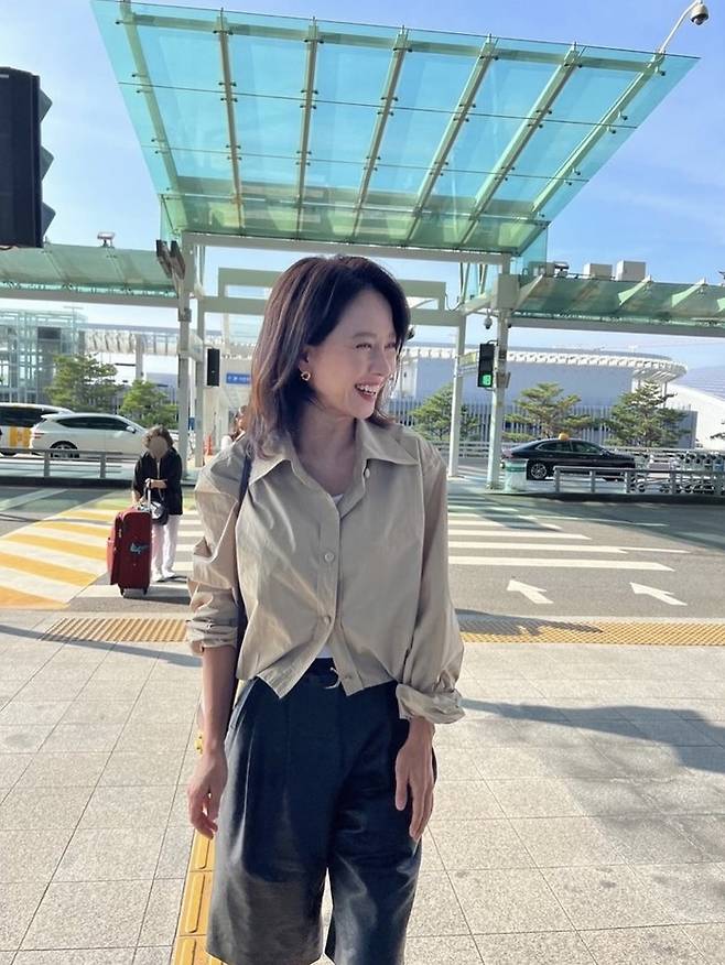 Actress Song Ji-hyo showed off her fresh charm with her airport look.On the 28th, Song Ji-hyo posted several photos along with an article entitled Ill be on my channel.Song Ji-hyo in the photo was impressed with the unchanging and lovely visuals, and the fresh smile seems to lower the discomfort index at once.Especially, the airport fashion with a sense of Song Ji-hyos fashion sense attracted attention.He paired his beige shirt with black leather pants in a cozy yet chic look.The fans are so beautiful  ⁇   ⁇   ⁇  I came to Hong Kong from England to meet my sister! I finally did not really imagine meeting tomorrow.On the other hand, Song Ji-hyo departed to Hong Kong on the afternoon of the 27th to digest the overseas schedule.There is a lot of interest in his movements, which are loved not only in Korea but also throughout Asia.