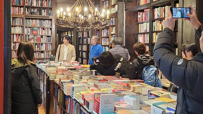 미국 뉴욕에서 다큐멘터리 '장동건의 백 투 더 북스3' 촬영 중인 장동건. 사진제공=인디컴