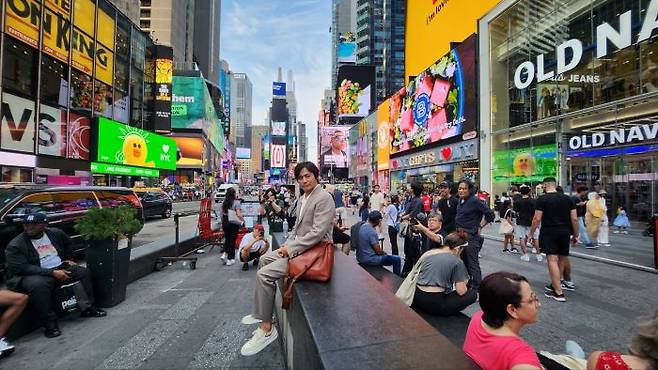 장동건이 미국 뉴욕에서 다큐멘터리 '장동건의 백 투 더 북스3'를 촬영하고 있다. 사진제공=인디컴