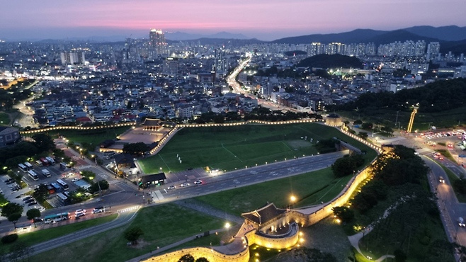 석양이 지며 하나둘씩 불이 켜지는 성곽 / 사진=김혜성 여행+ 기자