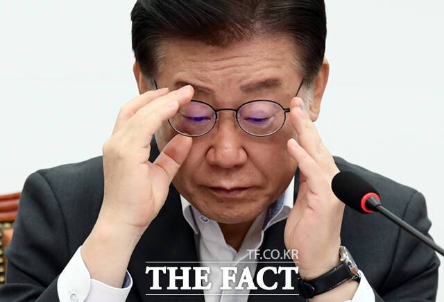 이재명 더불어민주당 대표가 지난 24일 국회의원에 대한 체포동의안 표결을 기명투표로 전환해야 한다고 언급했다. 이에 대해 일부 비(非)이재명계 의원들은 일명 '수박'(비명계를 비난하는 은어) 색출용이라며 반발하고 있다. /이새롬 기자