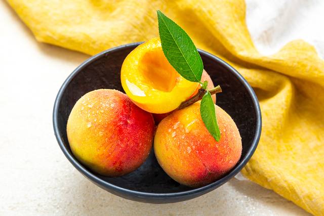 유모계든, 천도계든 복숭아는 영양학적으로 큰 차이는 없지만 과피와 과육 색깔에 따라 기능성 성분에 조금씩 차이가 있을 수 있다. <천도> 복숭아처럼 외피가 불그스름한 과일엔 눈 건강과 노화방지에 효과가 있다고 알려진 ‘안토시아닌’ 색소가, 과육이 노란 <황도> 등엔 항산화 작용을 하는 ‘카로티노이드’ 색소가 들어 있다. 이미지투데이