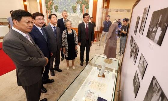 청와대 특별전 관람하는 역대 대통령 가족들. 문화체육관광부 제공