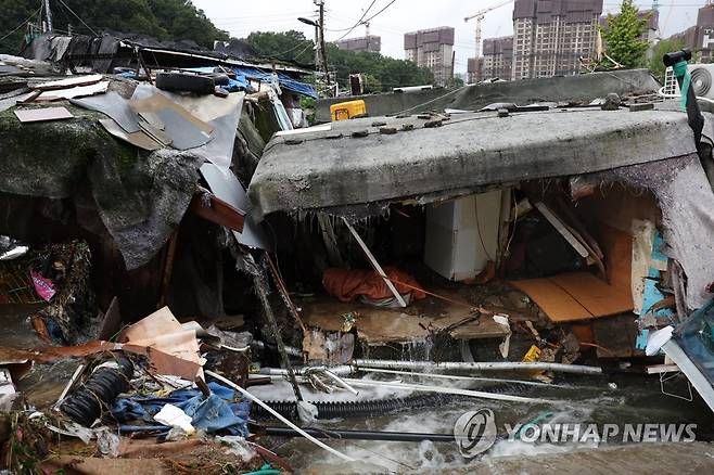 폭우에 쓰러진 판잣집 (서울=연합뉴스) 신준희 기자 = 9일 오후 구룡마을 판잣집에 전날 밤 내린 폭우로 쓰러진 채 방치돼 있다. 2022.8.9 hama@yna.co.kr