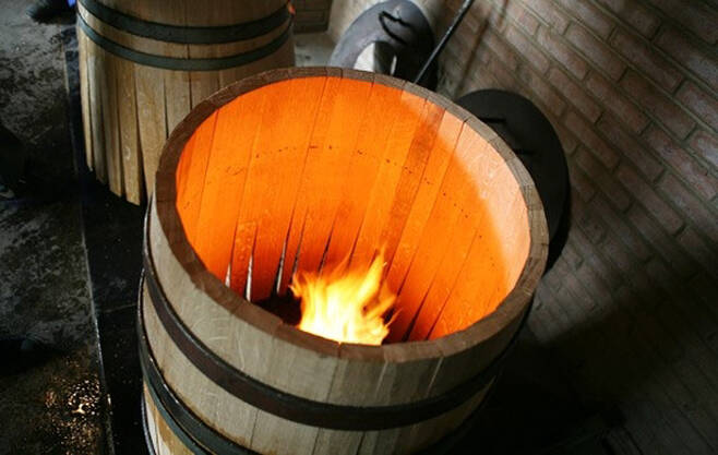 토스팅 중인 오크통. 안쪽을 얼마나 굽느냐에 따라 와인에 영향을 주는 풍미가 달라진다. /출처 미상