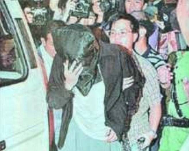 체포되고 있는 홍콩 헬로키티 살인사건 범인.