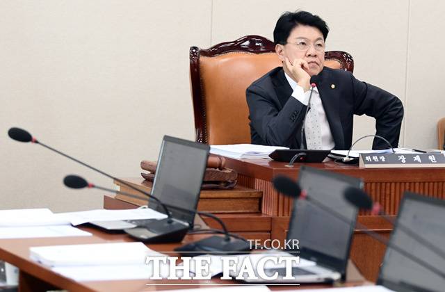 국회 과학기술정보방송통신위원회가 31일 파행을 거듭하며 8월 임시국회 뇌관으로 떠올랐다. 국회 과학기술정보방송통신위원회(과방위) 전체회의가 지난달 26일 서울 여의도 국회에서 열린 가운데, 장제원 위원장이 회의를 지켜보고 있다. /이새롬 기자