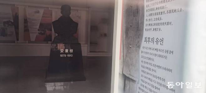 이 전시실은 안중근 의사, 신채호 선생 등이 수감돼 고초를 겪었던 뤼순감옥을 그대로 보존했다. 창문 밖에서 들여다본 전시실 내부에
안 의사의 동상, 그가 순국 전 남긴 유언을 한글로 인쇄한 종이 등이 보인다. 현지 교민과 박물관 관계자에 따르면 이 전시실은
최소 두 달 이상 폐쇄됐다. 다롄=김기용 특파원 kky@donga.com