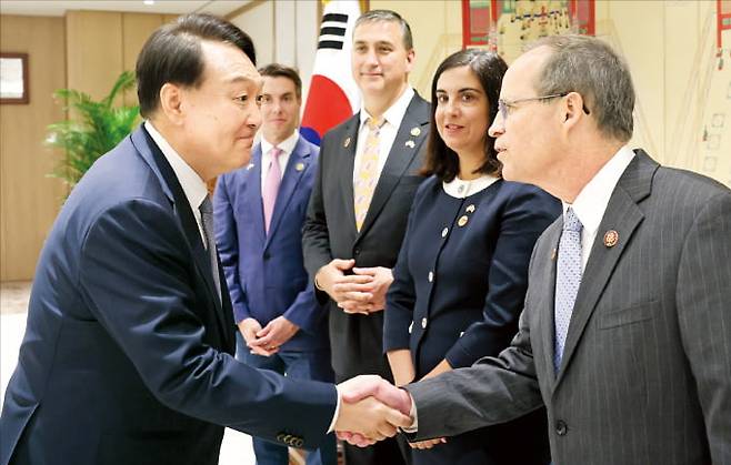 윤석열 대통령이 31일 용산 대통령실에서 제이슨 스미스 미국 하원 세입위원장을 단장으로 하는 8명의 하원의원 대표단을 접견했다. 윤 대통령이 그레그 머피 미국 연방 하원의원과 악수하고 있다. 대통령실 제공