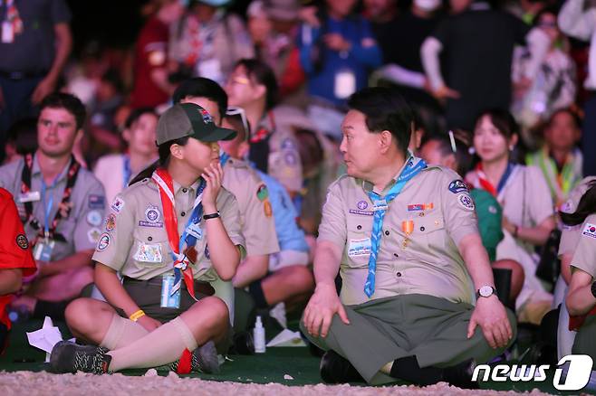 윤석열 대통령이 2일 전북 부안군 새만금 일원에서 열린 '2023 새만금 제25회 세계스카우트 잼버리' 개영식에 참석해 옆자리에 앉은 대원과 대화를 나누고 있다. 2023.8.2/뉴스1 ⓒ News1 전북사진기자단