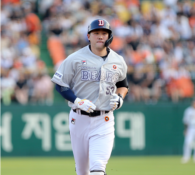 두산 양석환이 1일 대전 한화전에서 2회 역전 투런홈런을 친 뒤 베이스를 돌고 있다. 두산 베어스 제공