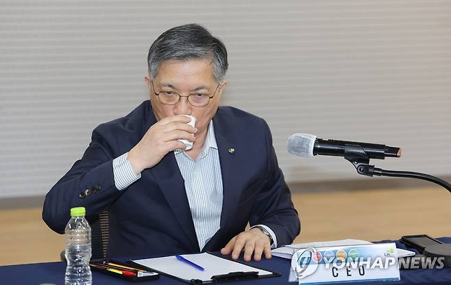LH, '철근 누락 아파트' 관련 긴급회의 (서울=연합뉴스) 류영석 기자 = 한국토지주택공사(LH) 이한준 사장이 2일 오후 서울 강남구 LH 서울지역본부에서 열린 아파트 철근 누락 사태 회의에서 물을 마시고 있다. 2023.8.2 ondol@yna.co.kr