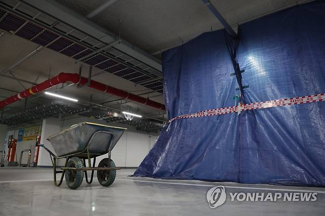 보강 공사 중인 철근 누락 아파트 (파주=연합뉴스) 임병식 기자 = 1일 경기도 파주시 초롱꽃 마을 3단지(파주 운정 A34) 지하주차장에서 보강 공사를 위한 천막이 설치되어 있다. 2023.8.1 andphotodo@yna.co.kr