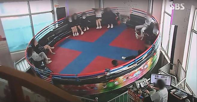 경기도에 있는 한 디스코팡팡 내부 사진. 경찰은 10대 여성 청소년을 상대로 돈을 갈취하고 성매매를 강요한 혐의 등으로 관련자들을 무더기 검거했다. / SBS