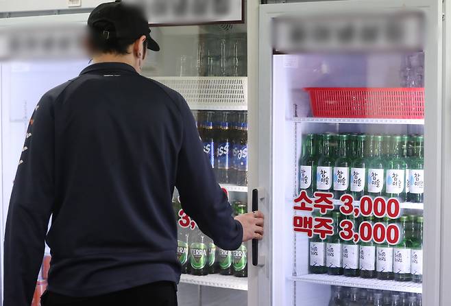 경기 수원시의 한 가게에서 소주와 맥주를 3000원에 팔고 있다. /뉴스1
