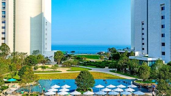 지난달 부산 기장 사랑리 언덕에 들어선 프리미엄 리조트 '빌라쥬 드 아난티'. 4만㎡(1만2000평) 크기의 야외 광장과 호텔, 복합문화공간 등을 갖췄다. 딸린 수영장만 5개, 레스토랑은 19개에 이른다.