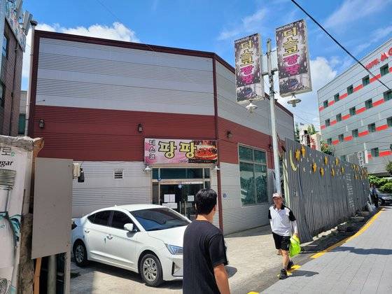 3일 경기 수원시 팔달구 수원역 로데오거리 소재 디스코팡팡 외부 모습. 주범인 공모(45)씨가 체포되기 6개월여 전인 지난 2월8일 경기남부경찰청 여청수사대는 ″여학생에게 성매매를 시킨다″는 112 신고를 받고 수원역 디스코팡팡이 단순 놀이 시설이 아닌 초·중·고생을 대상으로 한 조직적 범죄가 이루어진 장소로 판단, 수사에 착수했다. 손성배 기자