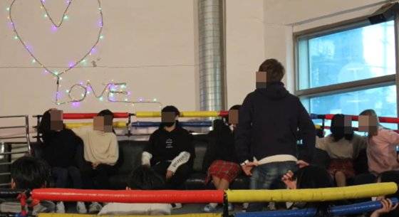 10대 청소년들이 수원역 로데오거리 디스코팡팡을 이용하고 있다. 이곳을 찾은 10대 고객들은 유튜브 채널 또는 틱톡(tiktok)에 디스코팡팡을 즐기는 모습을 영상 촬영해 게시하고 DJ들과의 친분을 과시했다. 디스코팡팡 DJ들은 10대 여성청소년들의 팬심을 악용해 입장권을 강매하고, 외상으로 입장권을 준 뒤 돈을 갚지 않으면 성매매를 강요하는 등 착취하다 경찰에 붙잡혔다. 유튜브 갈무리