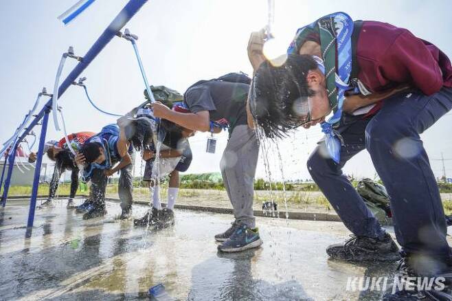 2일 오후 새만금 세계스카우트잼버리에 참가한 해외 스카우트 대원들이 물을 뿌리며 더위를 식히고 있다.   사진=임형택 기자
