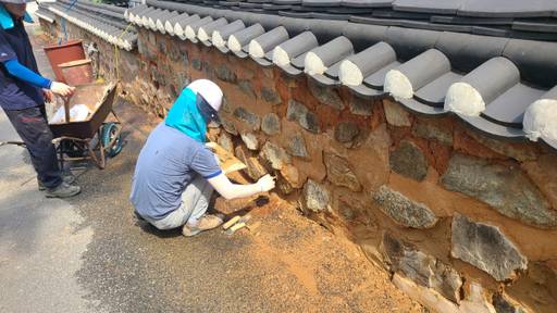 경기문화재단 경기문화재연구원 경기문화재돌봄센터 보수2반 직원들이 풍수해로 유실된 심곡서원 담장을 보수하고 있다. 김보람기자