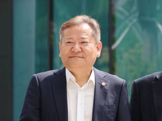 이상민 행정안전부 장관이 지난 1일 세종시 정부세종청사에서 열린 나무심기 행사에 참석하기 위해 이동하고 있다. 연합뉴스