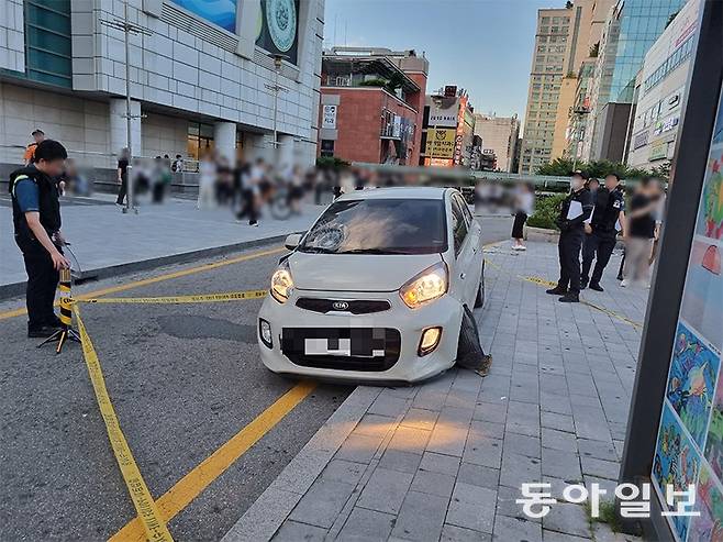 3일 ‘서현역 묻지 마 흉기 난동’ 사건 피의자 최모 씨(22)는 어머니 명의로 돼 있는 모닝 차량을 타고 인도에서 행인을 친 후 경기 성남시 분당구 AK플라자 내부로 들어가 흉기를 휘두른 것으로 알려졌다. 이 사건으로 14명이 다쳤다. 성남=주현우 기자 woojoo@donga.com