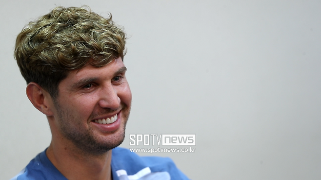 ▲ SPOTV와 인터뷰하는 존 스톤스.