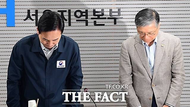 한국토지주택공사(LH) 발주 공공아파트 철근 누락 사태로 국민 불안이 커지고 있다. 사진은 원희룡(왼쪽) 국토교통부 장관이 지난달 30일 LH 공공주택 긴급안전점검 회의에 참석해 사과하는 모습. /임영무 기자