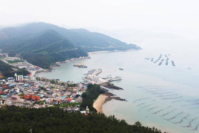 해남 땅끝전망대에 오르면 송호해수욕장과 주변 다도해 풍광이 시원하게 펼쳐진다. ⓒ박준규