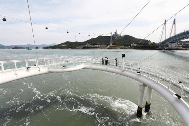 우수영관광지의 울돌목스카이워크. 발아래로 소용돌이치며 물살이 흐른다. ⓒ박준규