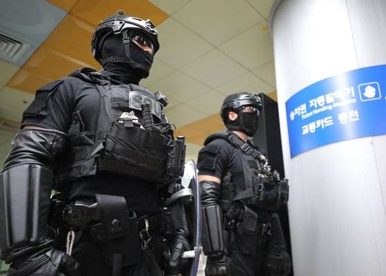 지난 4일 오후 경기 성남시 분당구 오리역에서 경찰특공대가 순찰을 하고 있다. 경찰은 ‘서현역 묻지마 흉기난동’ 사건 후 온라인 공간에서 또 다른 ‘오리역 살인예고’ 글이 작성되자 성남시 분당지역에 인력 98명을 긴급배치 했다. 뉴스1