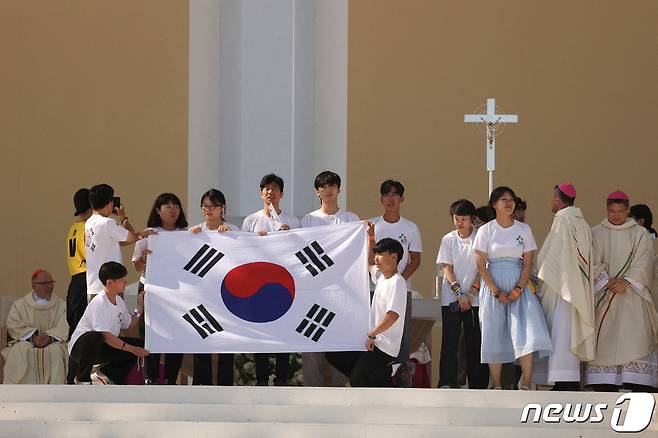6일(현지시간) 포르투갈 리스본 외곽 테조 공원에서 열린 세계 청년의 날(WYD) 마지막 날 미사 말미에 프란치스코 교황이 2027년 다음 개최지로 서울을 발표한 후 한국 참가자들이 환호하고 있다. 2023.08.06/뉴스1 ⓒ 로이터=뉴스1 ⓒ News1 김민수 기자