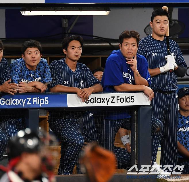 큰 부상이 아니었던 류지혁은 동료들과 함께 더그아웃에서 경기를 지켜봤다.