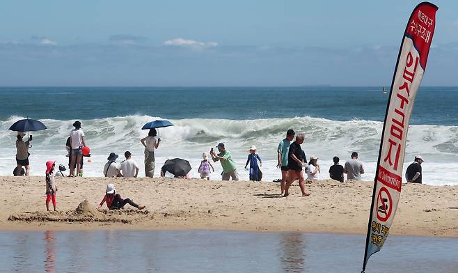 5일 부산 해운대해수욕장에 이안류와 너울성 파도로 인해 입수가 통제되고 있다. 휴가지를 찾은 피서객들이 바다에 들어가지 못해 해변에서 발만 담그며 아쉬워하고 있다. /남강호 기자