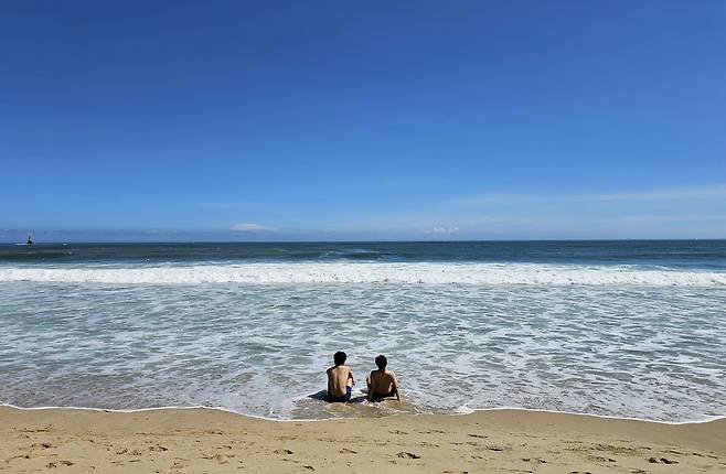 5일 부산 해운대해수욕장에 이안류와 너울성 파도로 인해 입수가 통제되고 있다. 휴가지를 찾은 피서객들이 바다에 들어가지 못하자 해변에 앉아 아쉬움을 해소하고 있다. /남강호 기자
