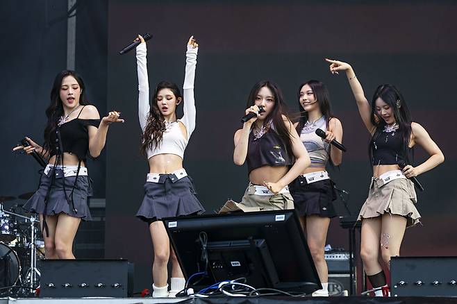 걸그룹 뉴진스가 지난 3일(현지 시각) 미국 시카고 도심 공원 그랜트파크에서 열린 초대형 록 페스티벌 '롤라팔루자'(Lollapalooza)에서 공연하고 있다. 왼쪽부터 민지, 다니엘, 혜인, 해린, 하니. /AP 연합뉴스
