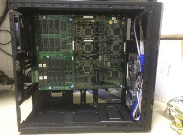 메인 PCB를 고정시키고 커넥터 뒤 쪽에 PCI 슬롯 지지대 몇 개를 제거해둔다