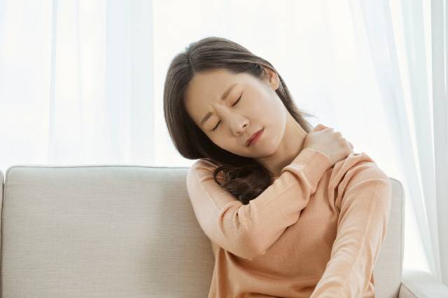 뭉친 어깨를 풀어주려면 평소 틈틈이 어깨 근육을 스트레칭 하는 게 좋다./사진=클립아트코리아