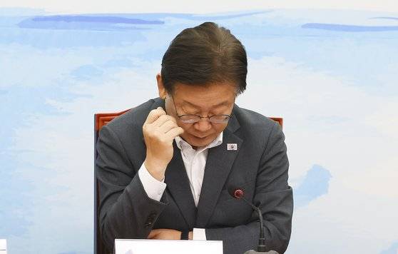 이재명 더불어민주당 대표가 8일 국회에서 열린 '후쿠시마 오염수 해양투기 저지를 위한 아동 청소년 양육자 간담회'에서 생각에 잠겨 있다. 김현동 기자 230808