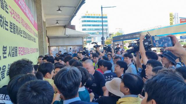 ▲ 원주시가 아카데미극장 철거를 앞두고 8일 오전 극장 내 자료들을 반출하기 위해 나섰으나 철거에 반대하는 아카데미의 친구들 범시민연대가 출입구를 막으면서 대치 상태가 4시간 가까이 계속되고 있다. 시는 안전사고 발생이 우려, 진입을 중단하고 긴급대책회의에 나선 상태다.