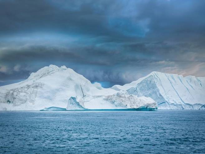 스웨덴 기후과학자들이 12만년 전 간빙기 여름에는 북극해 얼음이 모두 녹았다는 연구 결과를 내놨다. 해당 시기는 현재 기후환경과 유사해 적극적인 기후변화 대응에 나서야 한다는 지적이다. / 사진=게티이미지뱅크