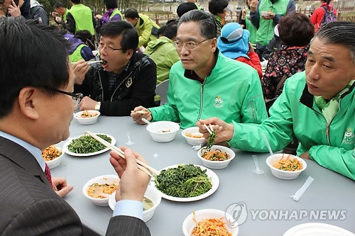 지난 2013년 울산에선 환삼덩굴로 조리한 음식을 먹어보는 시식회가 열리기도 했다. [연합]