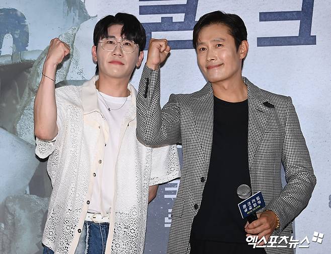 Movie Concrete Utopia VIPTest screening was held at Lotte Cinema World Tower in Songpa-gu, Seoul on the afternoon of the 8th.Singer Young-tak and actor Lee Byung-hun have photo time.