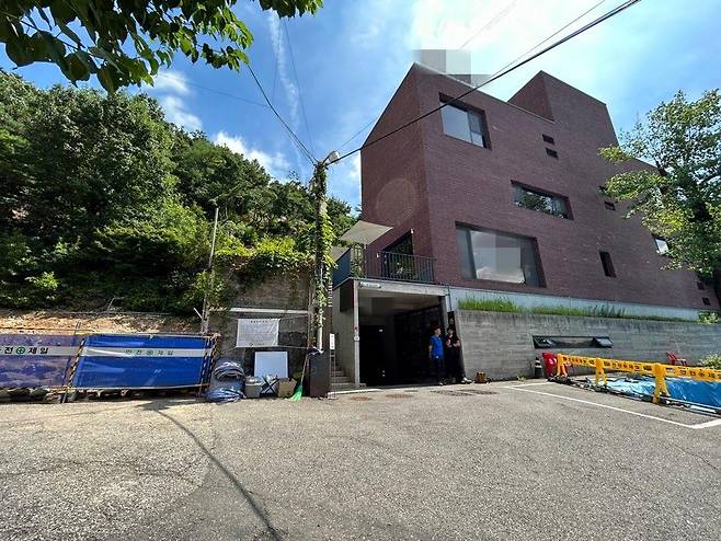 발굴 조사 현장 주변 (서울=연합뉴스) 김예나 기자 = 서울 종로구 구기동의 한 건물 신축 부지 주변 모습. 왼쪽이 이번에 발굴 조사한 현장이며, 오른쪽은 최근 고려시대 건물터가 대규모로 발견된 신영동 유적 현장이다. 사진은 전문가 현장 조사가 열리던 지난 4일 촬영한 것. 2023.8.9
yes@yna.co.kr