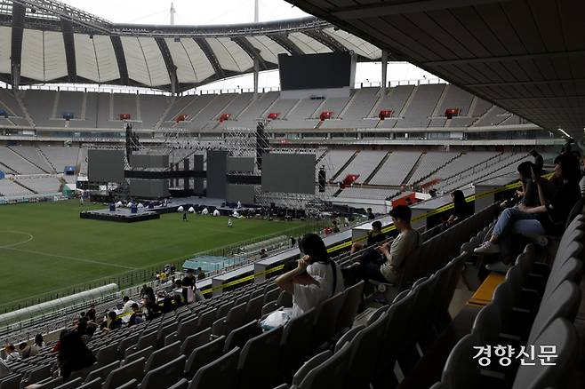 태풍 ‘카눈’이 북상중인 10일 서울월드컵경기장에서 행사 관계자들이 2023 새만금 세계 스카우트 잼버리 ‘K팝 슈퍼 라이브’ 콘서트 무대 설치를 보고 있다. 문재원 기자