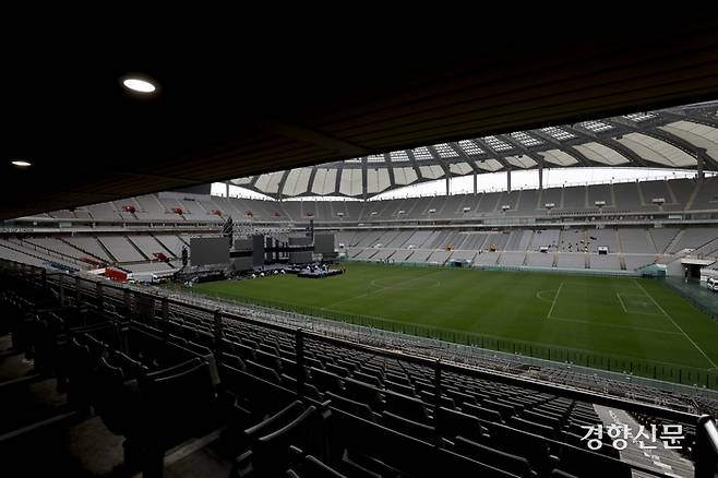 태풍 ‘카눈’이 북상중인 10일 서울월드컵경기장에서 행사 관계자들이 2023 새만금 세계 스카우트 잼버리 ‘K팝 슈퍼 라이브’ 콘서트를 위한 무대를 준비하고 있다. 문재원 기자