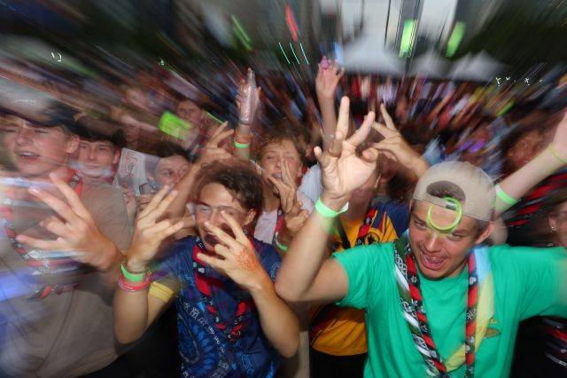 2023 새만금 세계스카우트 잼버리 참가 대원들이 9일 오후 서울 광화문광장에서 열린 '웰컴 투 서울 댄스나이트' 행사에서 공연을 관람하며 춤을 추고 있다. 연합뉴스