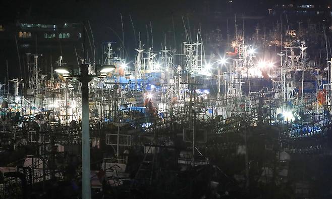 제6호 태풍 '카눈(KHANUN)'이 북상 중인 9일 제주 서귀포시 성산읍 성산항에 피항 중인 선박들이 불을 환히 밝히고 정박해 있다. 뉴시스